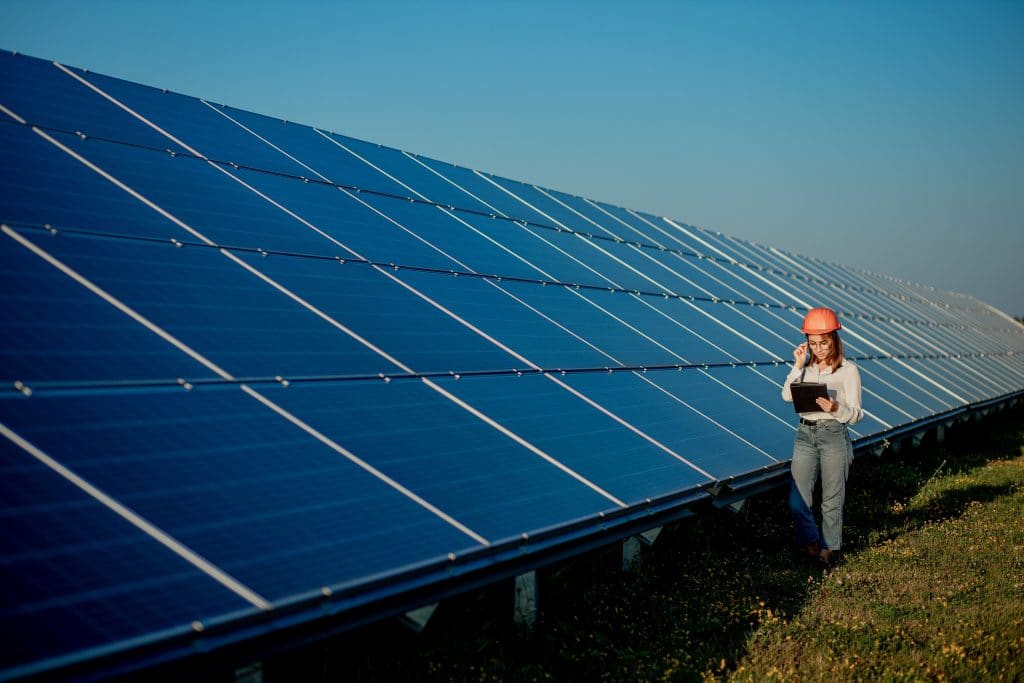 Engenheira observando app de paineis solares